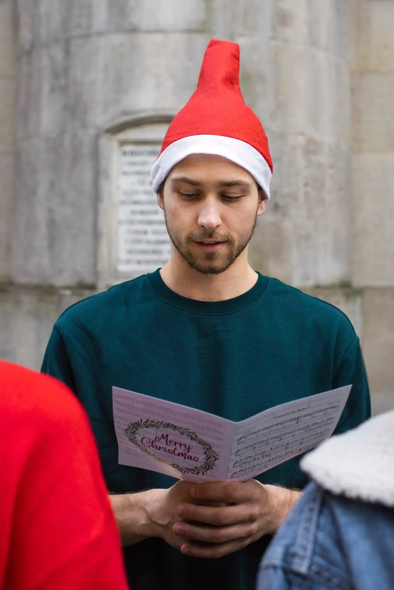 正面から見た屋外で歌っている男性